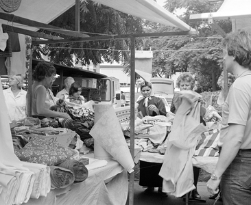 885043 Afbeelding van een stoffenkraam op de weekmarkt op het Smaragdplein te Utrecht.